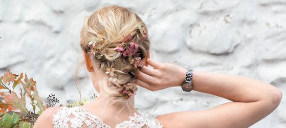 빈티지 드레스와 어울린 보헤미안 스타일의 여성용 시계 ‘트루 다이아몬드’.