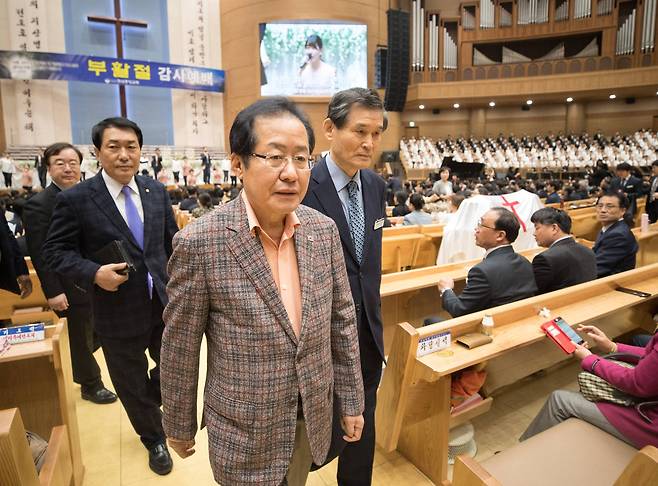 홍준표 자유한국당 대표가 1일 오전 서울 구로구 연세중앙교회에서 열린 부활절 예배에 참석하고 있다. [연합뉴스]