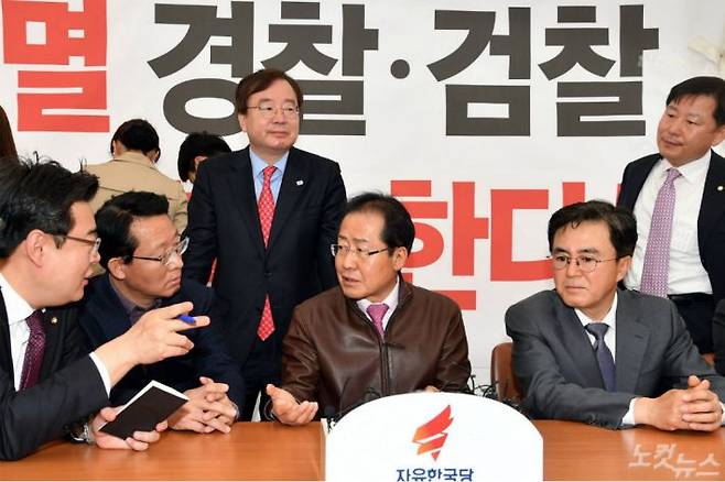 자유한국당 홍준표 대표가 18일 오전 국회 본청 앞에 설치한 헌정수호 투쟁본부 농성장을 찾아 의원들과 이야기를 하고 있다. (사진=윤창원 기자)