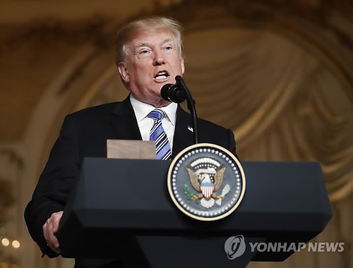 트럼프 "김정은과의 만남, 세계적 성공 되도록 뭐든지 할 것" (팜비치<美플로리다주> AP=연합뉴스) 도널드 트럼프 미국 대통령이 18일(현지시간) 미국 플로리다주 팜비치 소재 자신의 개인 별장 마라라고 리조트에서 아베 신조 일본 총리와 공동 기자회견 중 발언하고 있다.    lkm@yna.co.kr