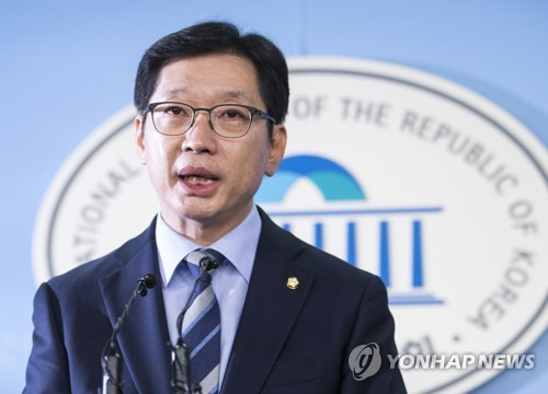출마 선언하는 김경수 의원 (서울=연합뉴스) 김주형 기자 = 댓글조작 사건에 연루됐다는 의혹을 받는 더불어민주당 김경수 의원이 19일 오후 국회 정론관에서 경남지사 출마 관련 입장발표를 하고 있다.     mon@yna.co.kr