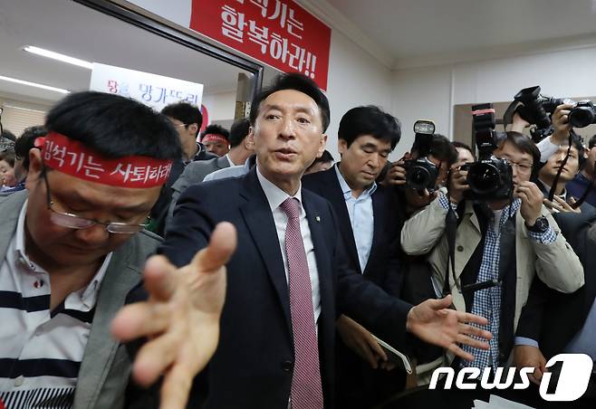 6·13 지방선거 자유한국당 후보 공천에서 탈락한 최양식 경주시장 지지자를 비롯한 경산, 의성 등 경북지역 주민들이 18일 오전 경북도당을 방문해 공천 결과를 받아들일 수 없다며 김석기 도당위원장에게 거세게 항의하고 있다. 2018.4.18/뉴스1 © News1 공정식 기자