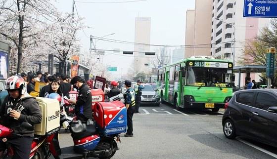 서울 지하철5호선 여의나루역 2번 출구 주변 버스정류장. 김나한 기자