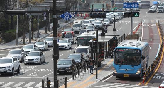 부산시 중앙버스전용차로(BRT) 원동IC 구간의 버스 정류장. 송봉근 기자