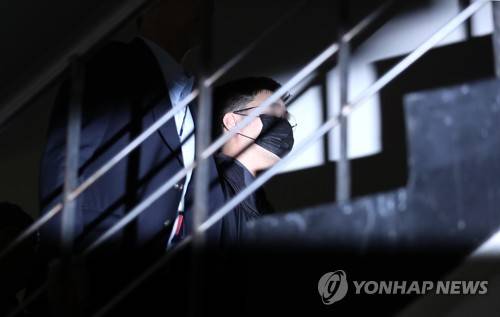 영장실질심사 출석하는 서유기 (서울=연합뉴스) 김인철 기자 = 드루킹이 관여한 댓글 여론조작 사건 공범으로 지목된 박모(필명 '서유기')씨가 20일 오전 포털 댓글 '공감' 클릭 수를 조작한 혐의로 영장실질심사를 받기 위해 서초구 서울중앙지방법원에 출석하고 있다. 2018.4.20 yatoya@yna.co.kr (끝)