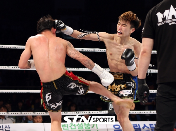 21일 오후 전북 익산 원광대학교 문화체육관에서 열린 'MAX FC13 투쟁유희' 맥스리그 2경기 플라이급(-50kg) '크라이베이비' 김수훈(19·김제국제엑스짐)이 경기를 펼치고 있다.