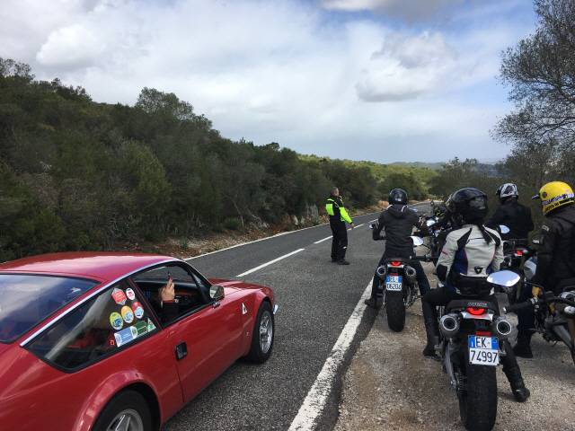 잠시 교통 통제 중. 이날 클래식카 동호회 모임이라도 있었는지 미친 미모의 클래식카가 몇 대씩 지나갔습니다.