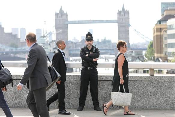 세계 각국이 테러 방지 명목으로 소셜 미디어, 암호화 메신저에 대한 규제를 강화하고 있다.2017년 6월 런던 테러 직후 런던 경찰이 경계를 강화하고 있다./사진=블룸버그