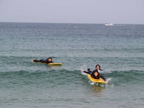 서핑 체험에 나선 기자가 강습을 받고 있다.