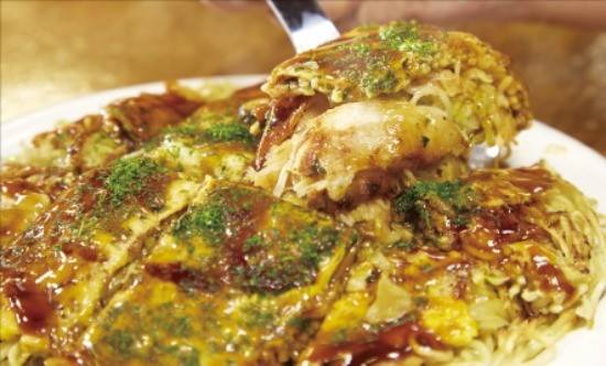 △양배추와 해산물로 맛을 낸 히로시마식 오코노미야키