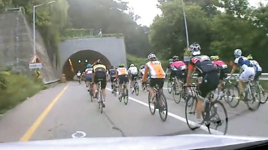 자전거 동호회 회원들이 도로를 점거한 채 '떼빙'(떼+드라이빙)을 하고 있다. 일반 도로에서 자전거는 우측에 붙어 일렬로 주행해야 한다. /사진= 유튜브 캡처