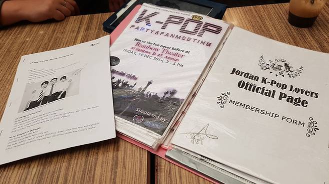 무나는 과거 K-POP 행사를 기획했던 자료들을 보여주며 한국 대사관의 도움을 많이 받았다고 말했습니다.