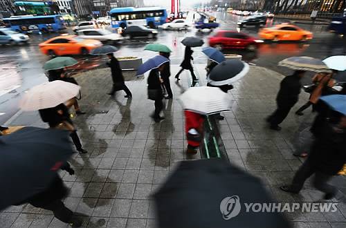 비 오는 출근길 모습 [연합뉴스 자료 사진]