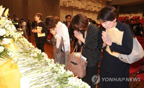 일본 오사카 동포 제주4·3 희생자에 헌화 (오사카=연합뉴스) 김호천 기자 = 22일 오후 일본 오사카시립히가시나리구민센터에서 열린 제주도 4·3 사건 희생자 위령제에 참가한 재일동포들이 헌화하고 있다. 2018.4.22