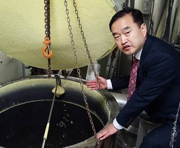 권진현 대표가 경남 산청군 소재 골인제약 생산공장 2층 핵심공정인 용융기(유황의 독소인 비소를 제거하는 기계) 위에서 기계 성능에 대해 설명하고 있다. 산청=전상후 기자