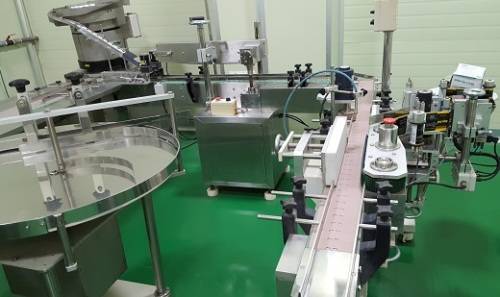 골인제약 산청공장 내 캡슐 충진기. 설비가 자동화돼 있다. 산청=전상후 기자