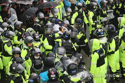 사드 반드단체 해산시키는 경찰 (성주=연합뉴스) 김준범 기자 = 23일 오전 경북 성주군 초전면 소성리 사드(THAAD·고고도 미사일 방어체계) 기지 인근 진밭교에서 경찰이 공사자재 반입을 반대하는 주민을 강제해산하고 있다. 2018.4.23 psykims@yna.co.kr