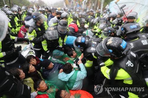 저항하는 사드 반대단체 (성주=연합뉴스) 김준범 기자 = 23일 오전 경북 성주군 초전면 소성리 사드(THAAD·고고도 미사일 방어체계) 기지 인근 진밭교에서 경찰이 공사자재 반입을 반대하는 주민을 해산시키고 있다. 2018.4.23