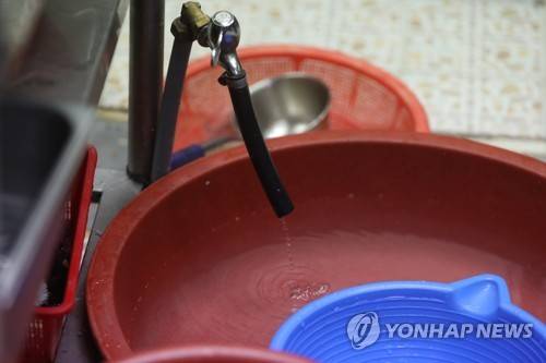 가뭄…소중한 물 (완도=연합뉴스) 정회성 기자 = 지난 1월 19일 가뭄이 심한 전남 완도군 보길도 한 식당 수도꼭지에서 가느다란 물줄기가 흘러나오는 모습.