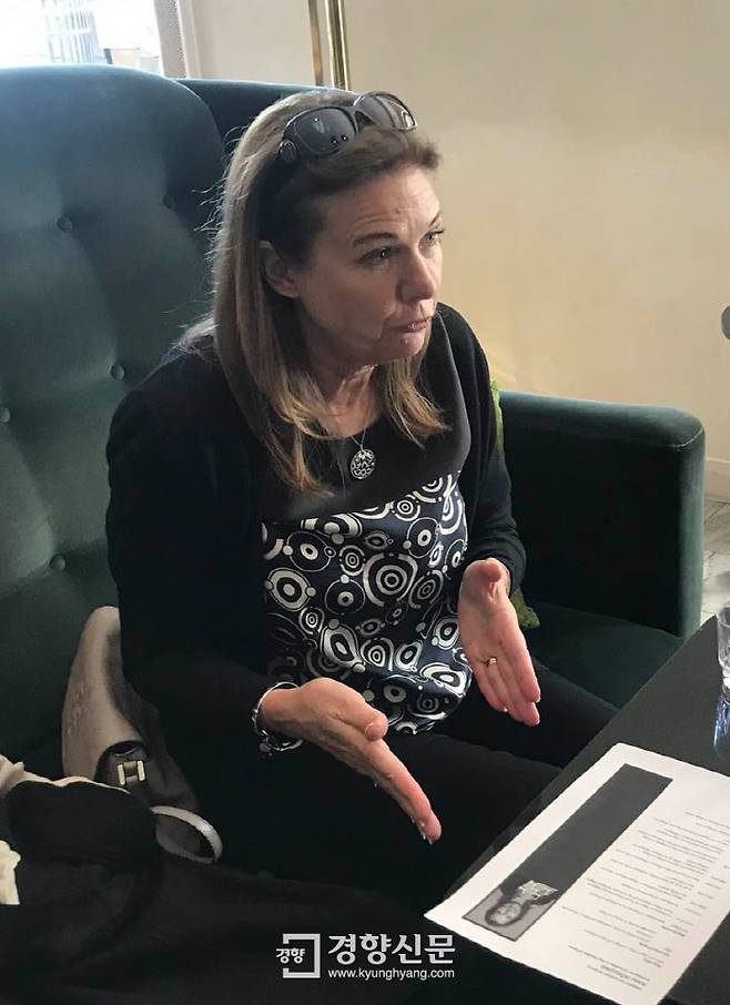 안 회그룬드 주한 스웨덴 대사는 “잦은 해외 출장 때는 남편이 집안일을 전담했다”고 말했다. 그는 “스웨덴에서는 부모 모두가 일하는 것이 당연하고, 남녀의 고정 역할도 없이 필요에 따라 부담을 조정하는 것이 자연스럽다”고 했다.