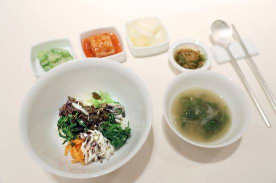 비무장지대(DMZ) 산나물로 만든 비빔밥과 쑥 된장국