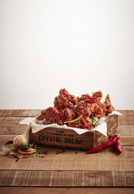 [사진=bhc의 매운맛치킨 맵스터가 240만개 판매를 돌파했다.]