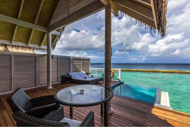워터 빌라 테라스에서 바라본 환상적인 몰디브 바다 풍경. (사진= 몰디브 카페 제공)