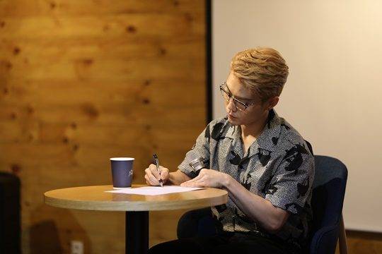 가수 김범수가 25일 기자간담회에서 질문을 꼼꼼히 메모하고 있다. /사진제공=영엔터테인먼트