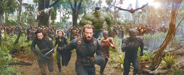 슈퍼히어로 영화의 역사를 다시 쓴 마블 스튜디오의 야심작 ‘어벤져스: 인피니티 워’. 23명의 히어로가 모여 힘을 합치지만 인피니티 스톤으로 무장한 타노스에겐 역부족이다. 월트디즈니컴퍼니코리아 제공