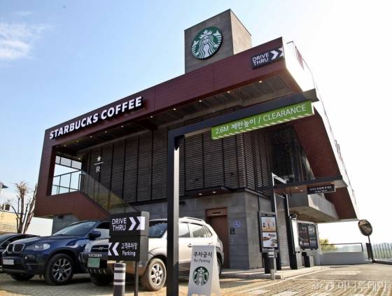 나대지를 새로 개발한 스타벅스 리버사이드 팔당DT점 전경./ 사진=스타벅스