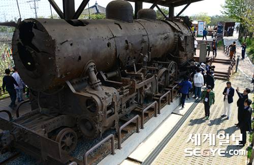 남·북정상회담을 이틀 앞둔 25일 경기도 파주 임진각을 찾은 시민들이 정상회담의 성공을 기원하고 있다.