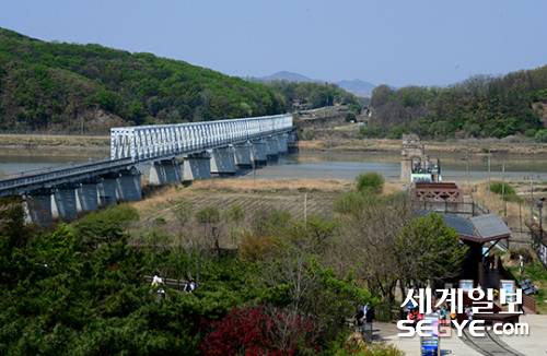 남·북정상회담을 이틀 앞둔 25일 경기도 파주 임진각을 찾은 시민들이 북한 지역을 바라보고 있다.