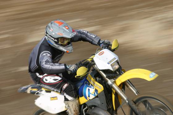 과거 필자의 오프로드주행 사진이다. 사진처럼 팔꿈치를 들어 올려 노면의 진동에 대비하는 자세가 일반도로에서는 더 효과적이다. [사진 현종화]