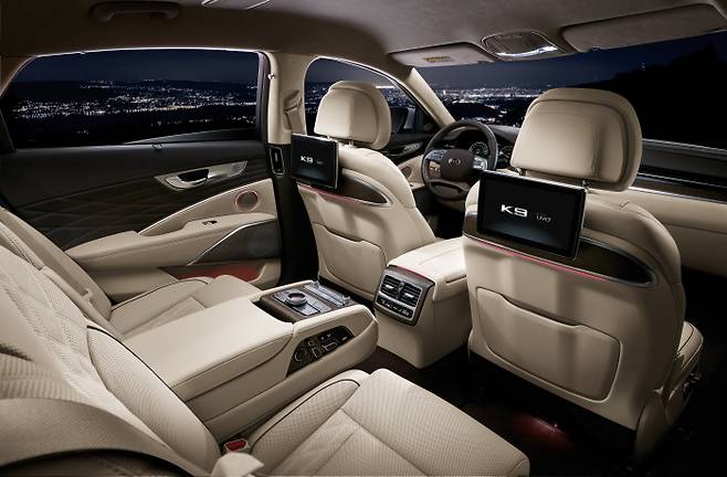 더 K9 뒷좌석. 듀얼모니터는 선택품목. /사진=기아차 제공