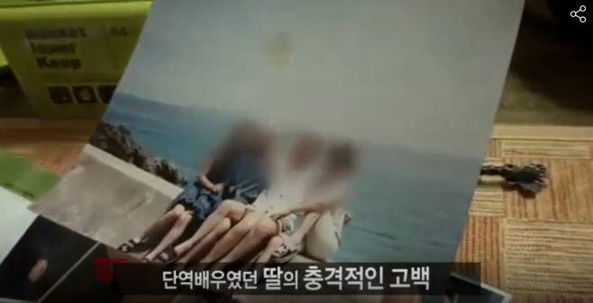 단역배우 자매 자살 사건을 다룬 JTBC <진실추적자 탐사코드> 2012년 9월 23일 방송분 '성폭력으로 풍비박산난 한 가정 - 어느 자매의 자살'의 한 장면 ⓒJTBC