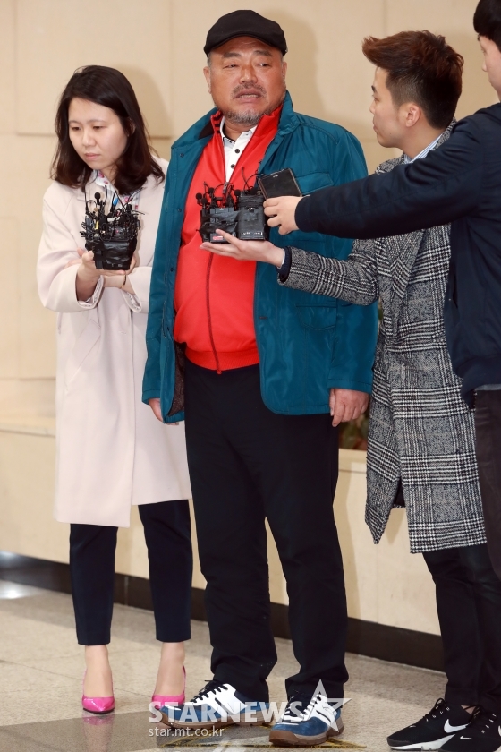 성폭행 혐의로 피소된 가수 김흥국이 지난 5일 조사를 받기 위해 경찰에 출석하고 있다. /사진=임성균 기자