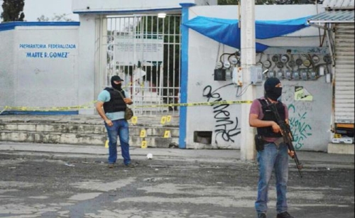 총격 사건이 발생한 고교 앞을 지키는 경찰 [엘 우니베르살 누리집 갈무리]