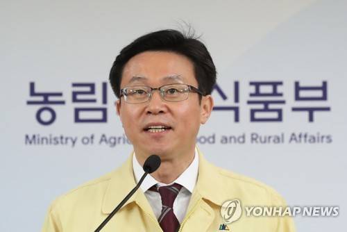 전국 AI 방역대 이동제한 해제 (세종=연합뉴스) 이진욱 기자 = 26일 오전 정부세종청사 농림축산식품부에서 이재욱 식품산업정책실장이 고병원성 조류인플루엔자(AI)와 구제역 확산 방지를 위해 발생지역 농가에 내려졌던 이동제한 조치를 해제한다고 밝히고 있다. 2018.4.26  cityboy@yna.co.kr