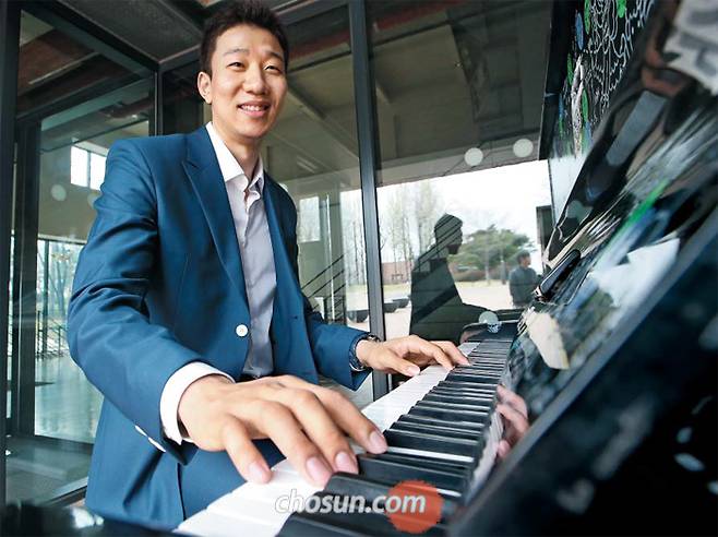 신영석은 코트 위 ‘피아노 맨’이다. 음계도 잘 몰랐던 그는 독학으로 피아노를 배워 이젠 악보만 보고 웬만한 곡을 칠 수 있는 실력자가 됐다. 최근 서울 선유도공원에서 숨겨 왔던 피아노 실력을 뽐낸 신영석. /성형주 기자
