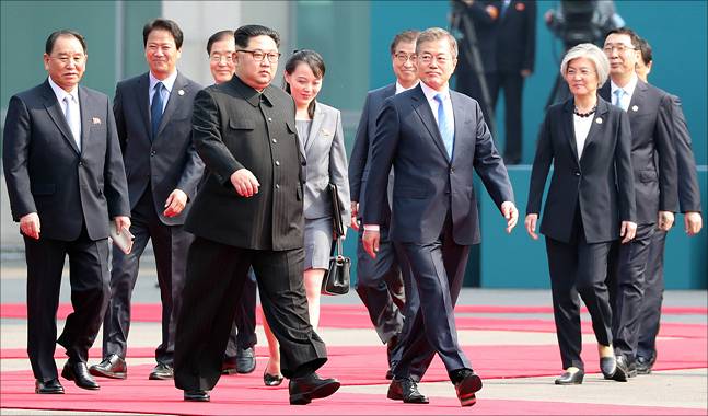 27일 오전 판문점에서 김정은 국무위원장의 오른쪽 뒤편에서 김여정 노동당 중앙위원회 제1부부장이 동행하고 있다. ⓒ한국공동사진기자단