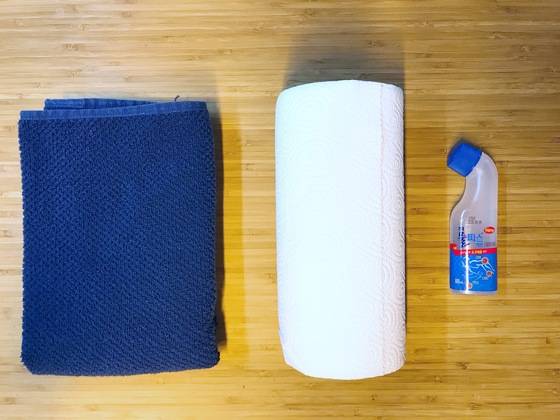 수건, 종이타월, 물파스면 셔츠에 묻은 볼펜 자국 빼기 준비가 끝난다.