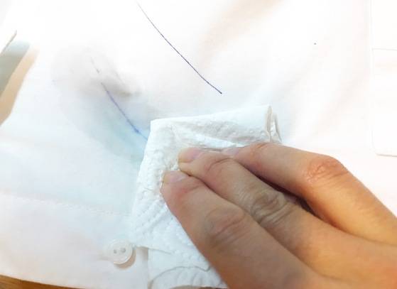 물파스를 충분히 바른 뒤 깨끗한 종이타월로 그 위를 다시 꾹꾹 누른다. 이 과정을 자국이 없어질 때까지 반복한다.