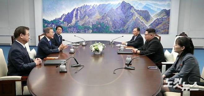 문재인 대통령과 김정은 국무위원장이 27일 오전 판문점 평화의 집 2층 회담장에서 남북정상회담을 하고 있다. (사진=한국공동사진기자단)