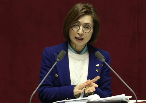 더불어민주당 은수미 성남시장 후보가 19대 비례대표 국회의원 시절인 2016년 2월 여의도 국회에서 테러방지법의 본회의 처리를 막기 위해 필리버스터(합법적 의사진행 방해)를 진행하고 있다. 당시 은 후보는 10시간18분 동안 발언해 화제를 모았다. 뉴스1