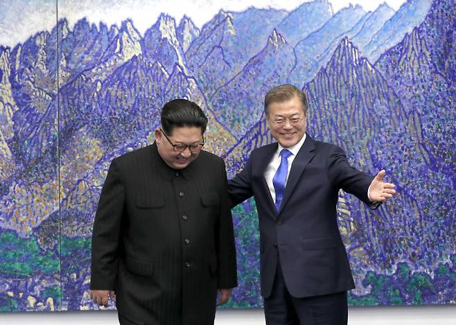 문재인 대통령과 김정은 국무위원장이 27일 오전 판문점 평화의 집 2층 회담장에서 남북정상회담에 앞서 신장식 작가의 그림 ’상팔담에서 본 금강산’을 배경으로 기념촬영하고 있다. 한국공동사진기자단