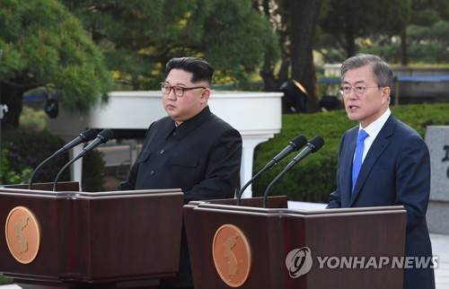 [판문점 선언] 평화의 새시대 여는 남북 정상 (판문점=연합뉴스) 황광모 기자 = 문재인 대통령과 김정은 북한 국무위원장이 27일 오후 판문점 평화의 집 앞에서 '4.27 판문점 선언'을 하고 있다.      hkmpooh@yna.co.k