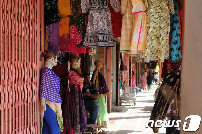 자이푸르 구시가지의 시장들엔 화려한 색감의 옷들과 장신구들을 판매한다.© News1