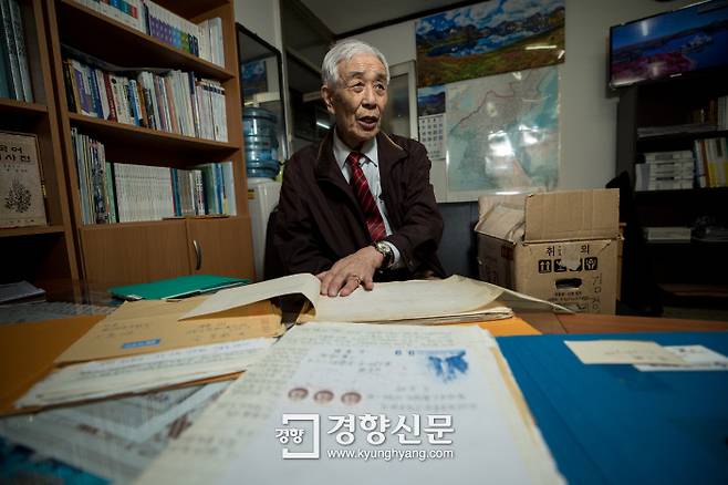 김경재씨가 북한의 동생과 주고 받은 편지를 내보이며 설명하고 있다. / 우철훈 선임기자