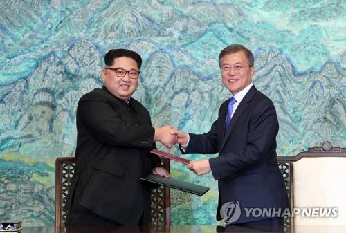 판문점 선언 서명문 교환하는 남북 정상 (판문점=연합뉴스) 배재만 기자 = 문재인 대통령과 김정은 북한 국무위원장이 27일 오후 판문점에서 열린 남북정상회담에서 서명한 '판문점 선언문'을 교환하고 있다. 2018.4.27