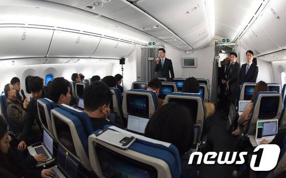 '대한항공 보잉 787-9 항공기' 기내 기자간담회에서 관계자가 질문에 답하고 있다. /뉴스1 DB © News1 황기선 기자